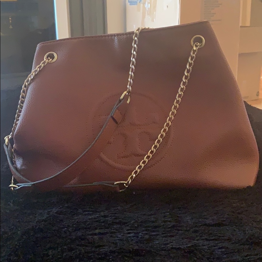 Brown shoulder bag with adjustable gold chain